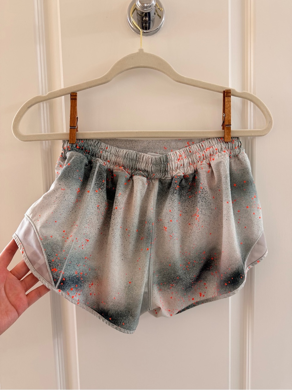 lululemon Hotty Hot Low-Rise Shorts 2.5” Reflective Silver Blue with Orange Spec - Picture 3 of 4